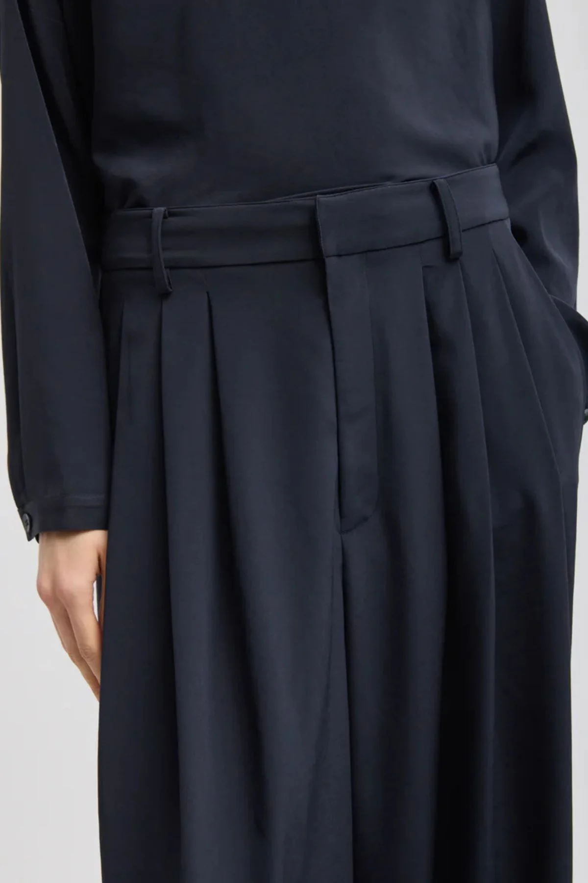 Tibi Relaxed Suiting Triple Pleat Pant - Navy - Image 4