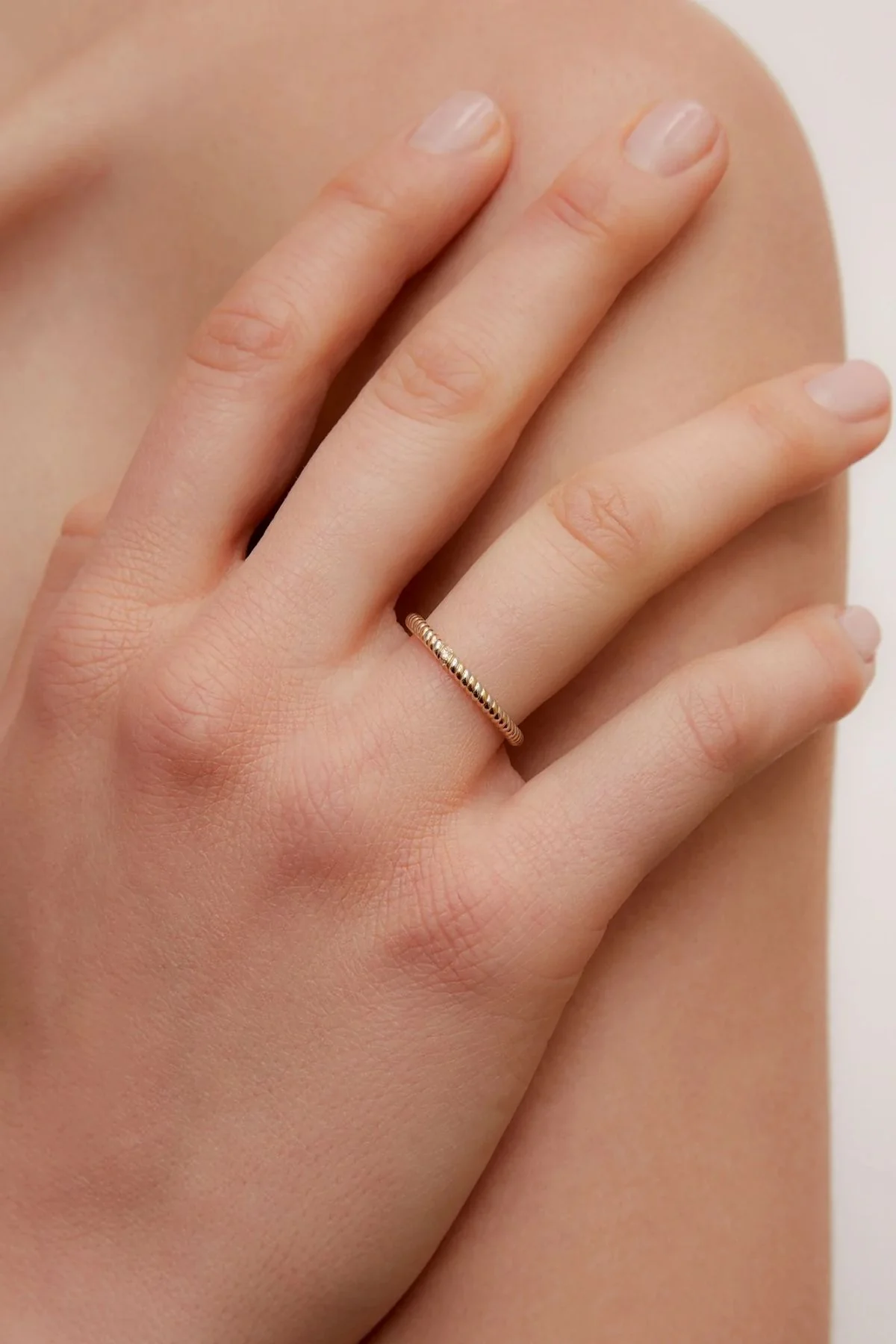 Yvonne Léon Alliance Mini Twist Diamond Ring - Yellow/ White Gold - Image 3