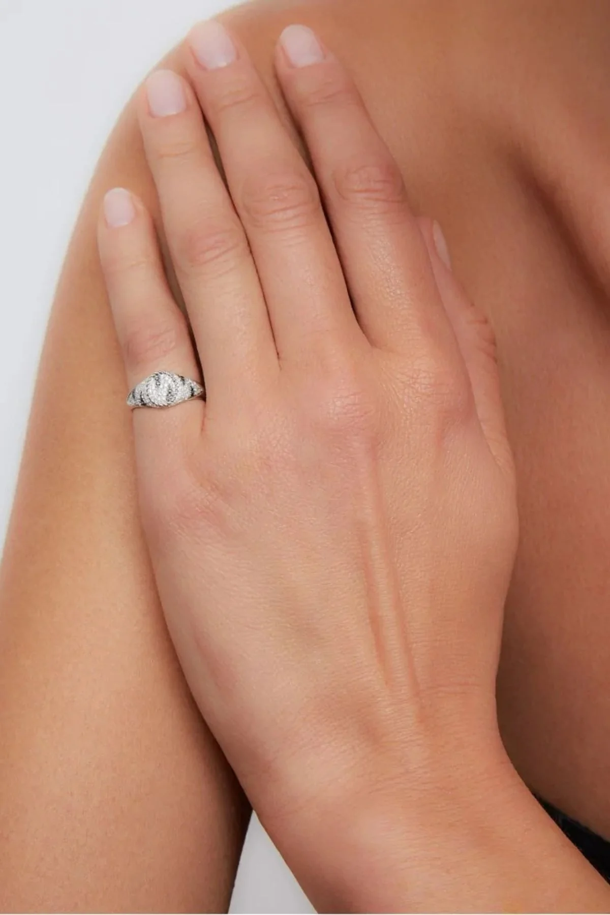 Yvonne Léon Baby Chevaliere Zebra Diamond Ring - White Gold - Image 2