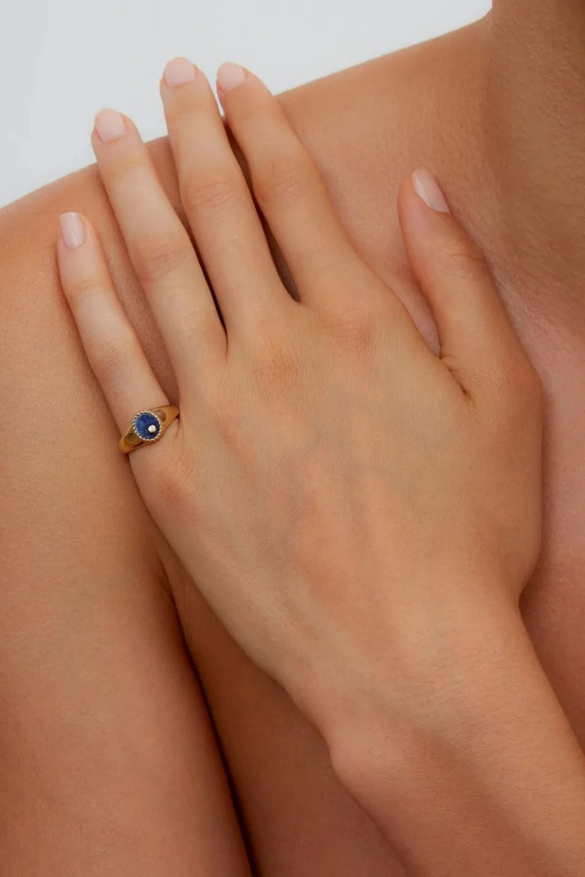 Yvonne Léon Baby Chevalière Ovale Ring - Lapis/ Yellow Gold - Image 3