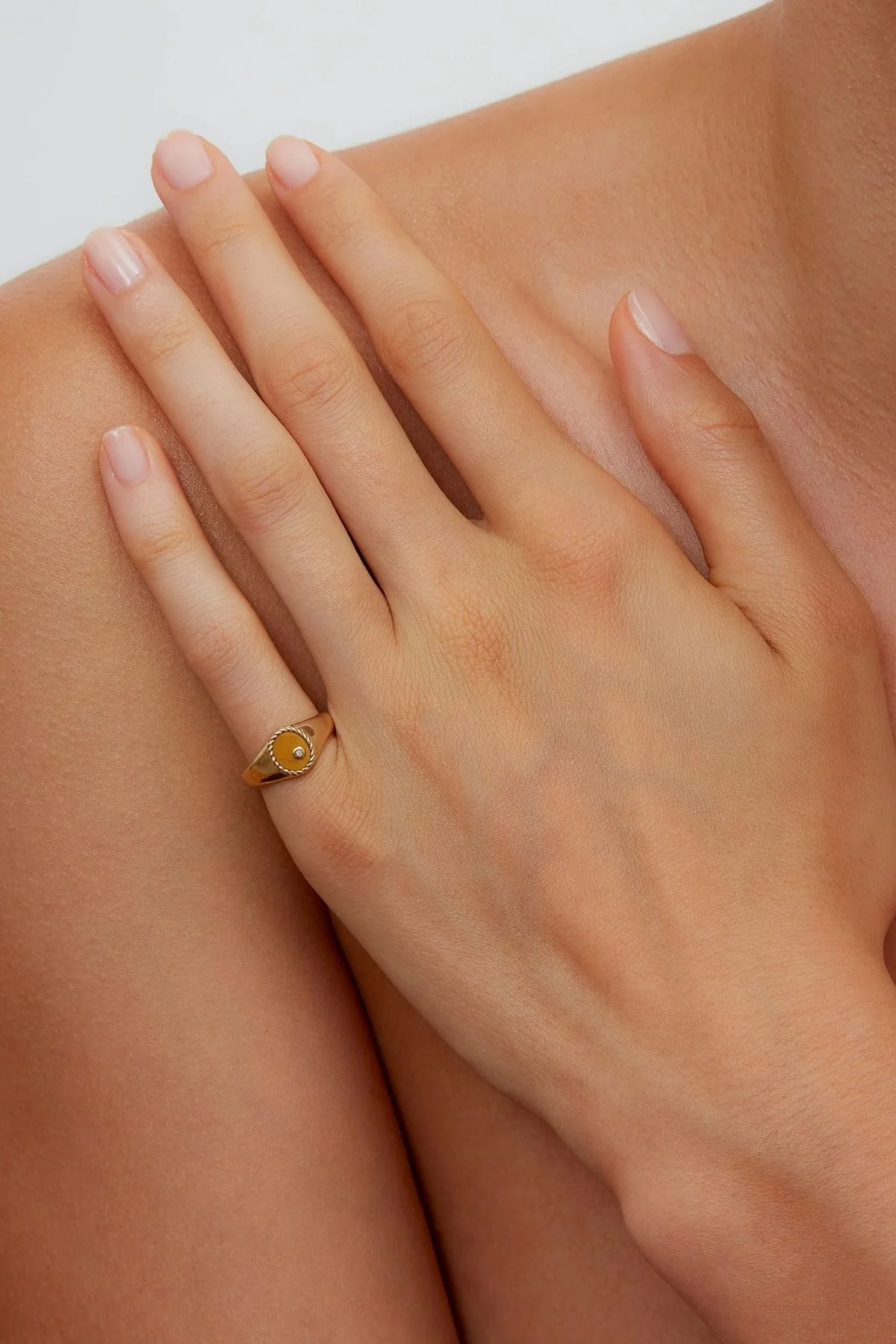 Yvonne Léon Baby Tiger Eye Oval Chevalière Ring - Yellow Gold - Image 4