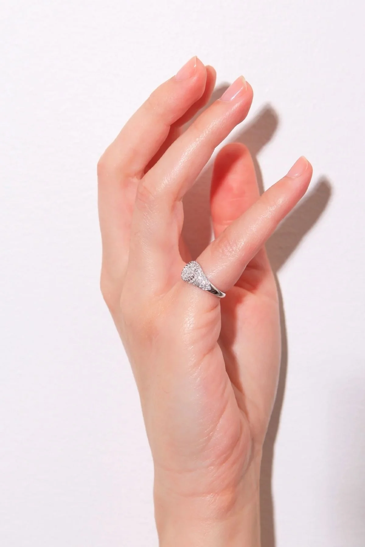 Yvonne Léon Baby Oval Chevalière Diamond Ring - White Gold - Image 4