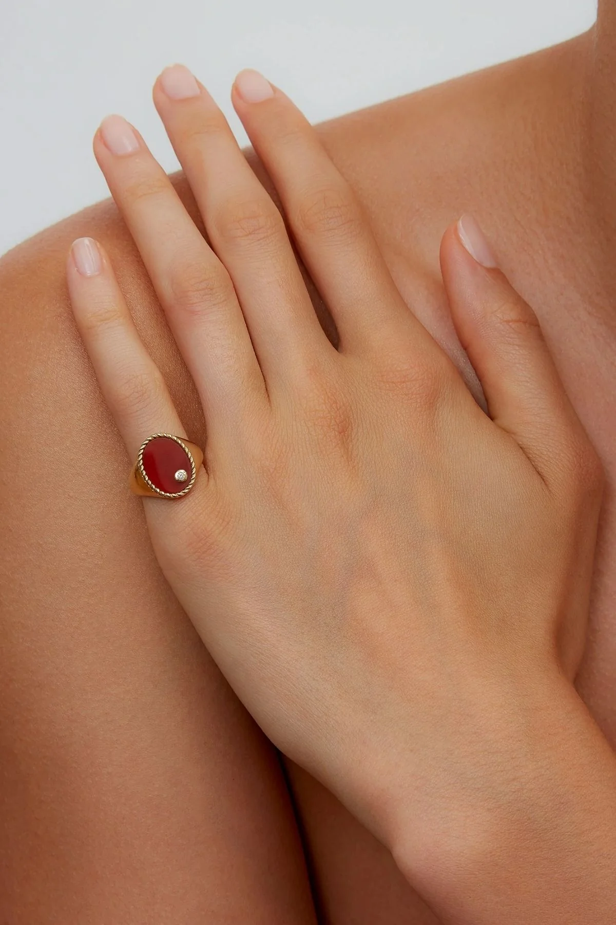 Yvonne Léon Large Red Agate Oval Chevalière Ring - Yellow Gold - Image 4